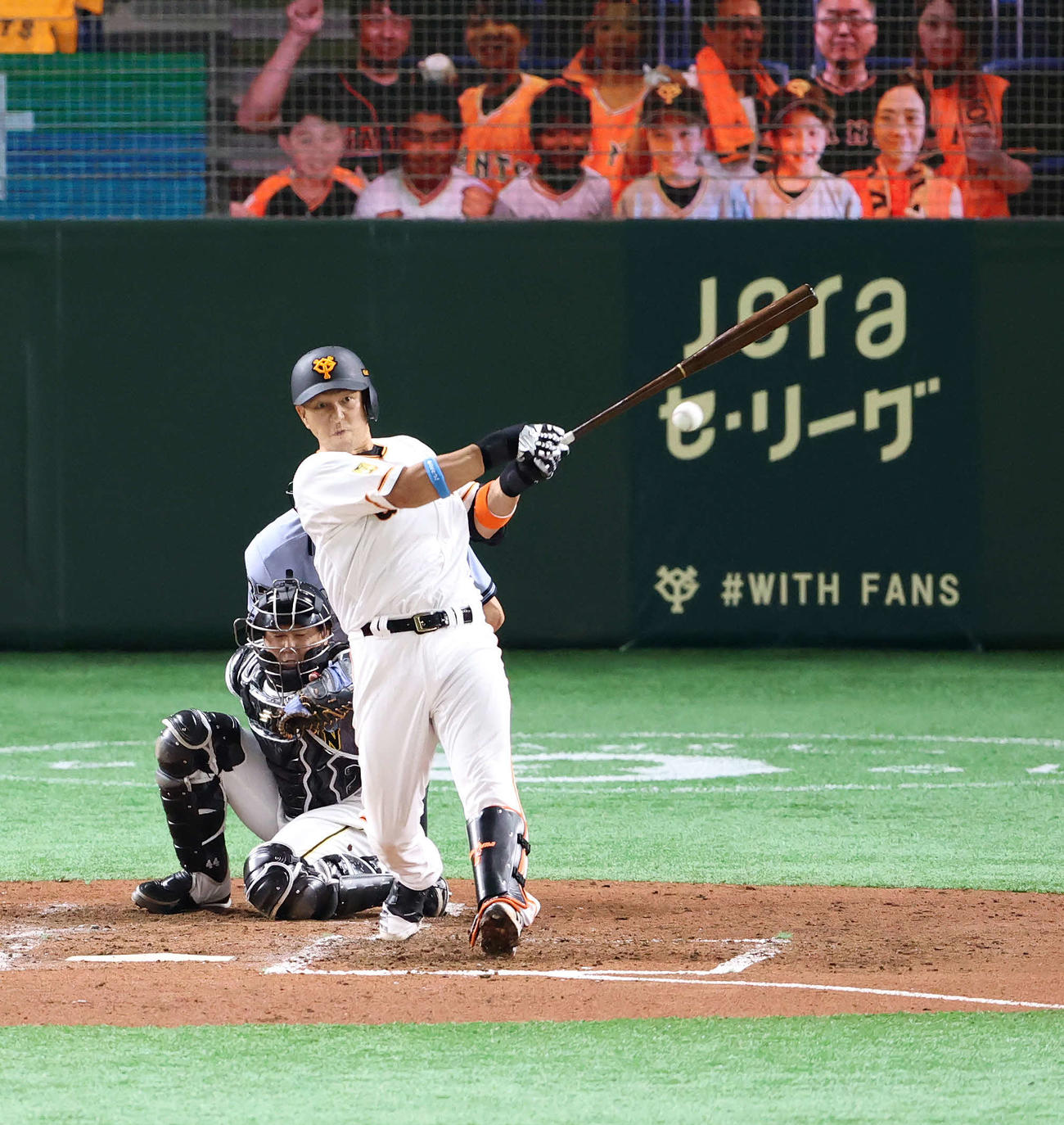 巨人対阪神　4回裏巨人2死二、三塁、適時内野安打で同点とする中島（撮影・江口和貴）