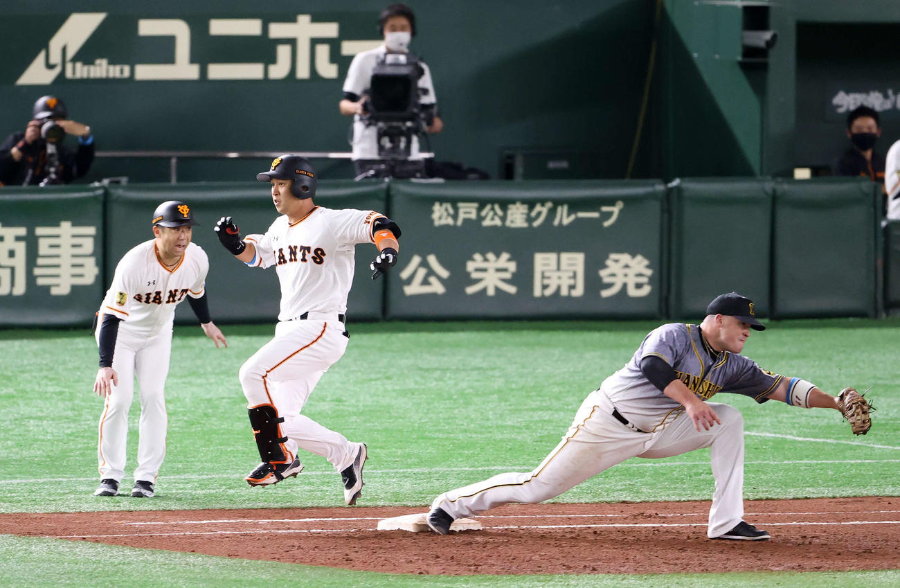 巨人対阪神　4回裏巨人2死二、三塁、適時内野安打で同点とする中島（中央）（撮影・江口和貴）