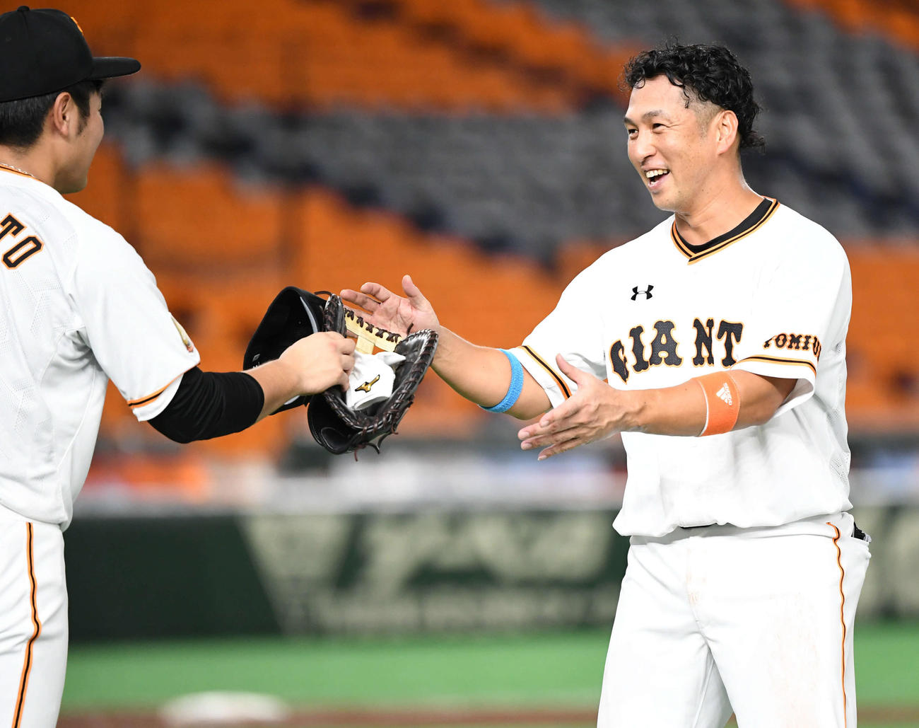 巨人対阪神　4回裏、適時打を放った中島は笑顔で守備に就く（撮影・たえ見朱実）