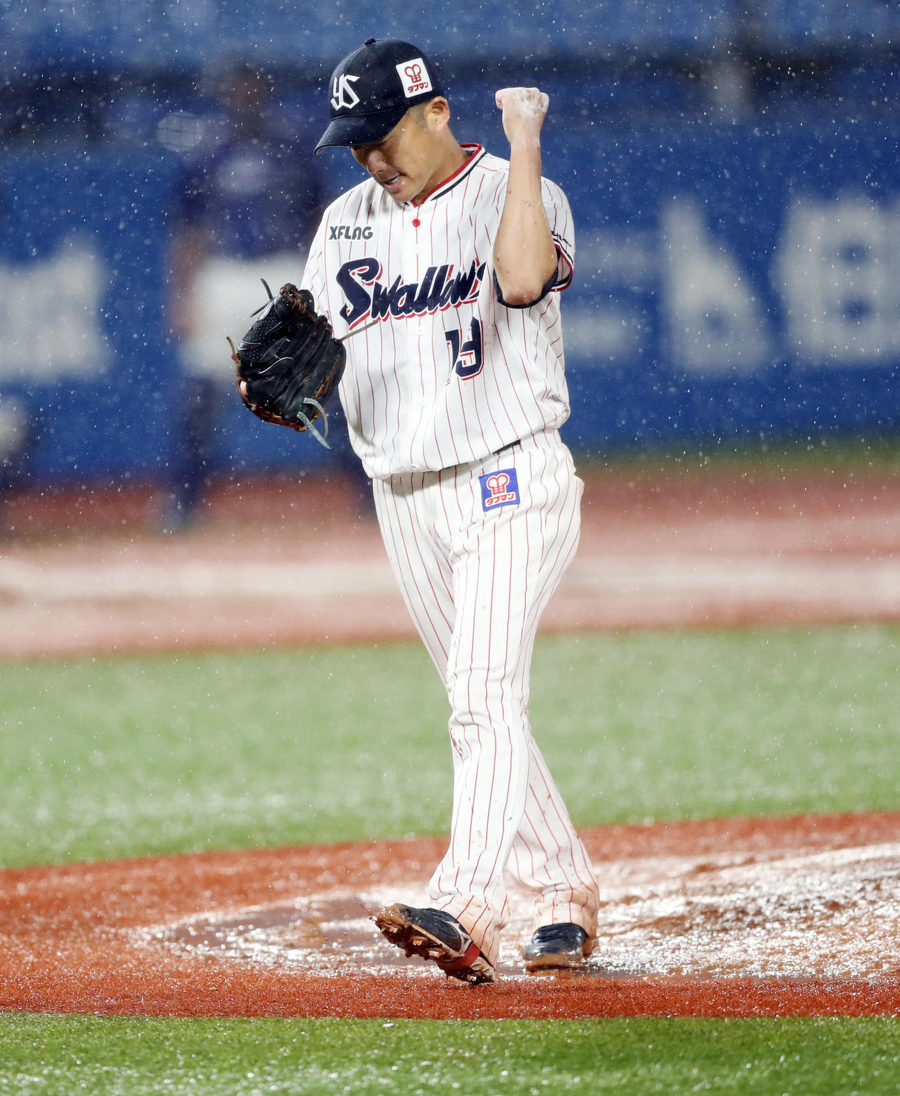 ヤクルト対中日　5回表中日2死二、三塁、阿部を三ゴロに打ち取り、ガッツポーズを見せる石川（撮影・狩俣裕三）