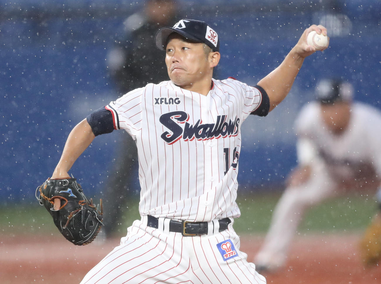 ヤクルト対中日　雨の中、力投するヤクルト先発の石川（撮影・狩俣裕三）