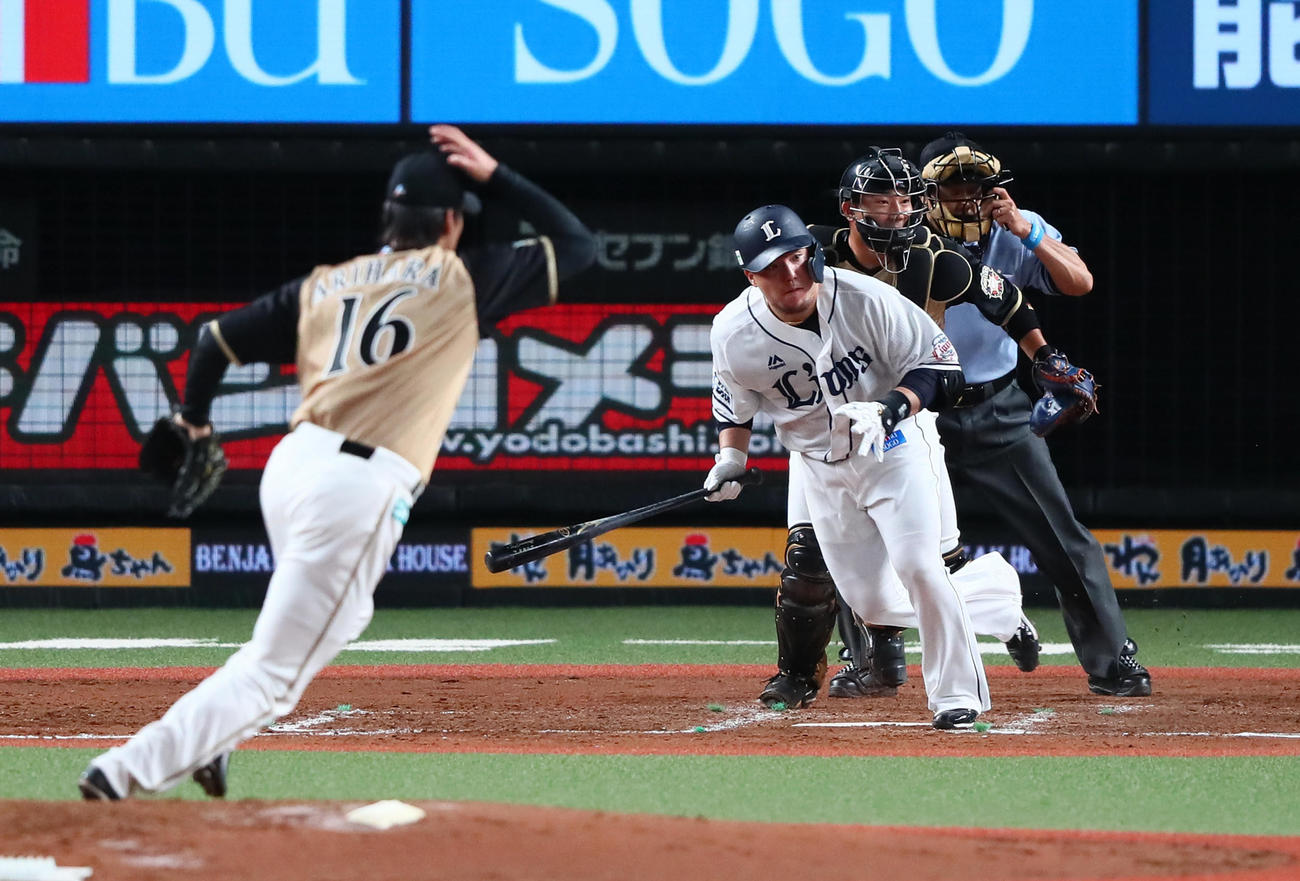 西武対日本ハム　4回裏西武無死満塁、山川は適時内野安打を放つ。投手有原（撮影・足立雅史）