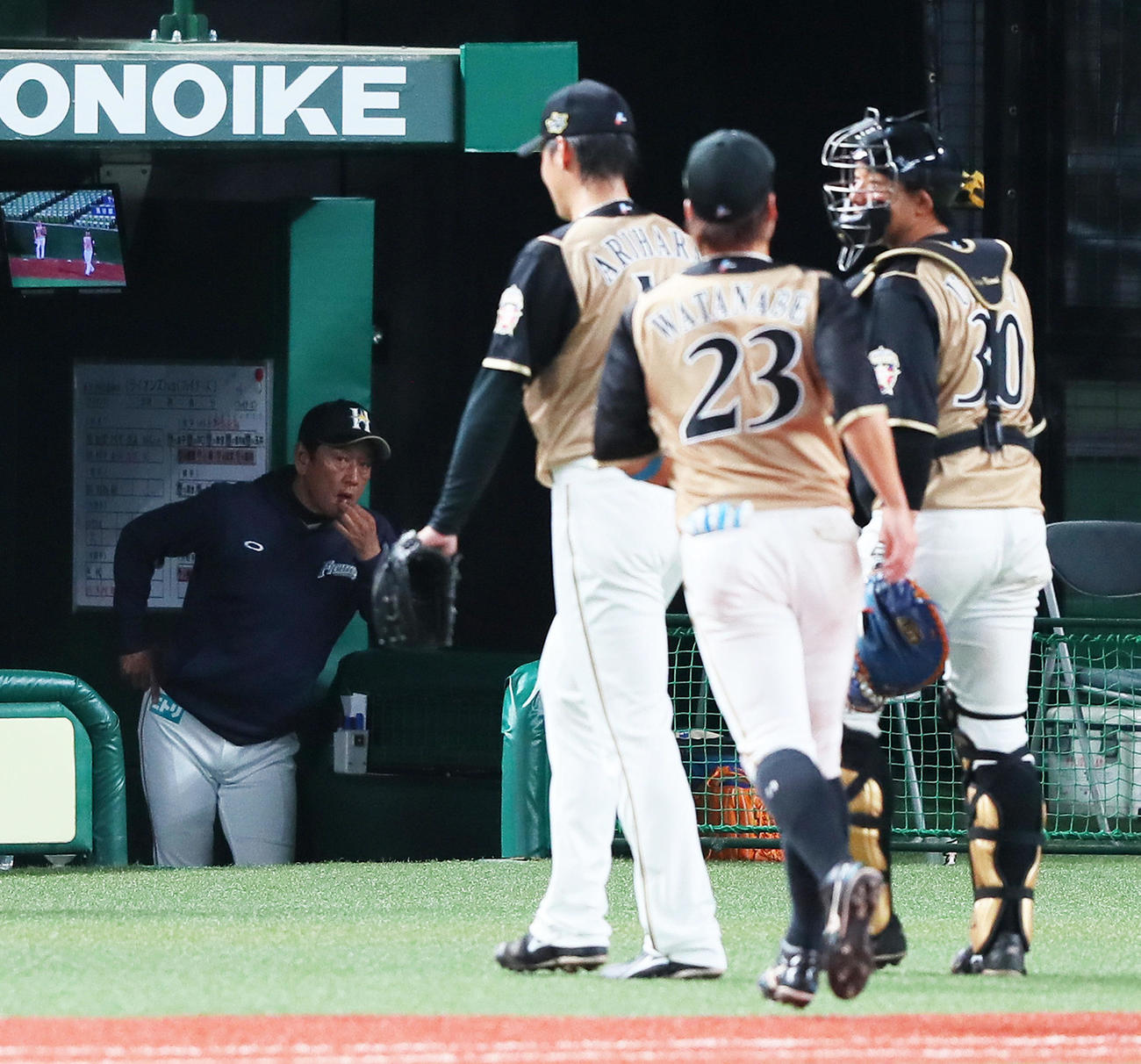 西武対日本ハム　6回を追えベンチに戻る日本ハム有原（左から2人目）を厳しい表情で見つめる栗山監督（左端）（撮影・足立雅史）