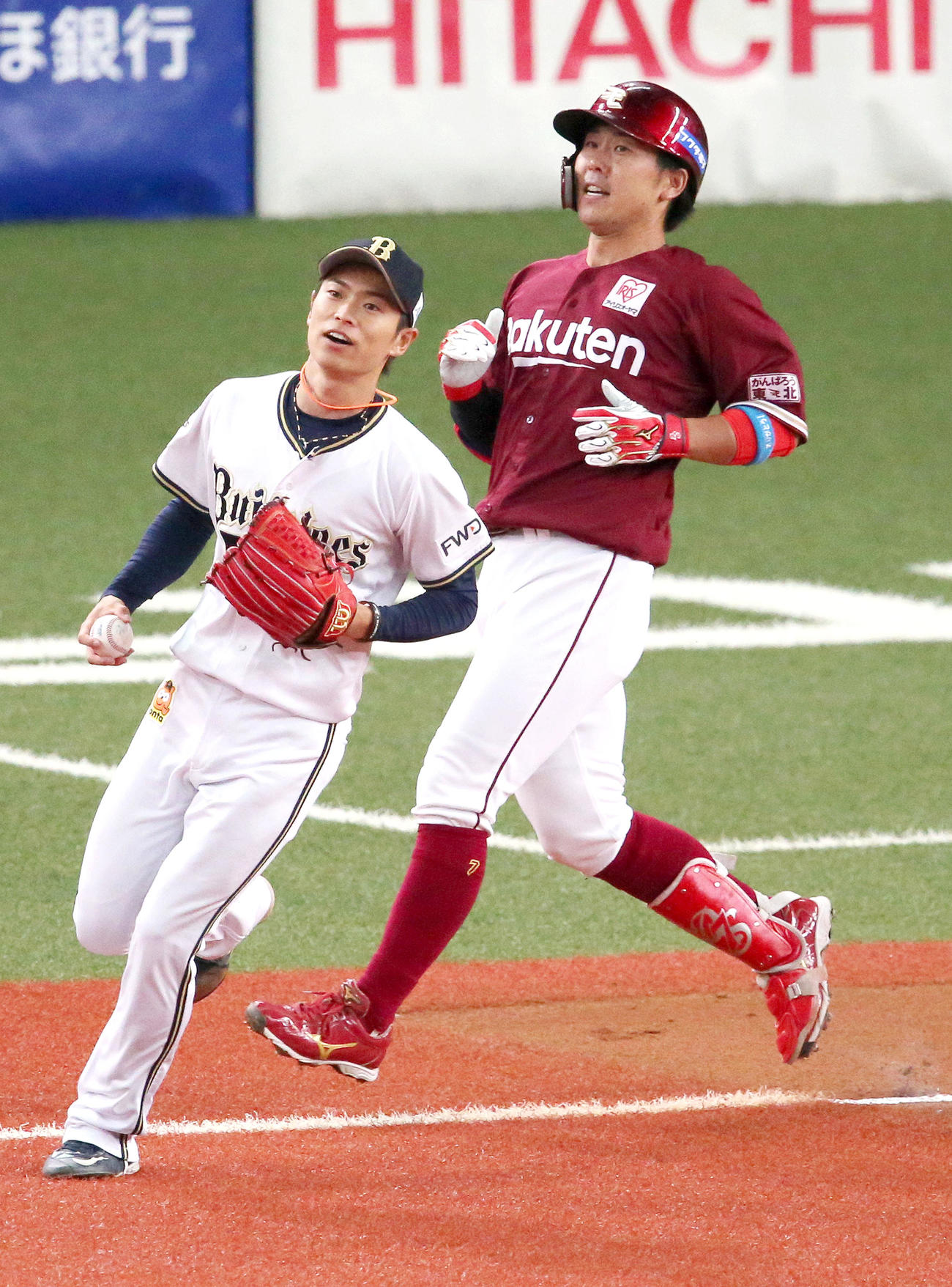 オリックス対楽天　1回表楽天1死、山岡泰輔（手前）は鈴木大地を一ゴロに仕留める（撮影・上山淳一）