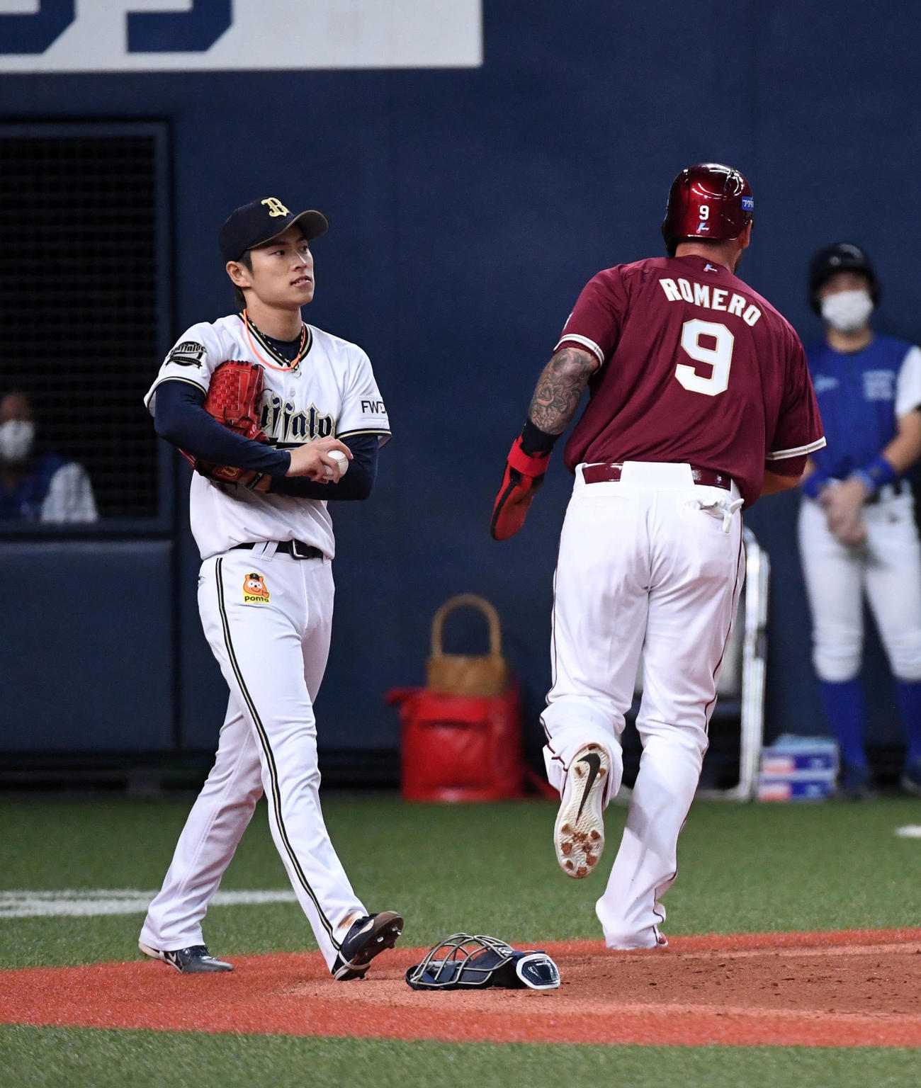 オリックス対楽天1回戦　2回表楽天1死三塁、太田光に先制右犠飛を打たれがっくりする山岡泰輔（左）。右は生還したステフェン・ロメロ（撮影・前岡正明）