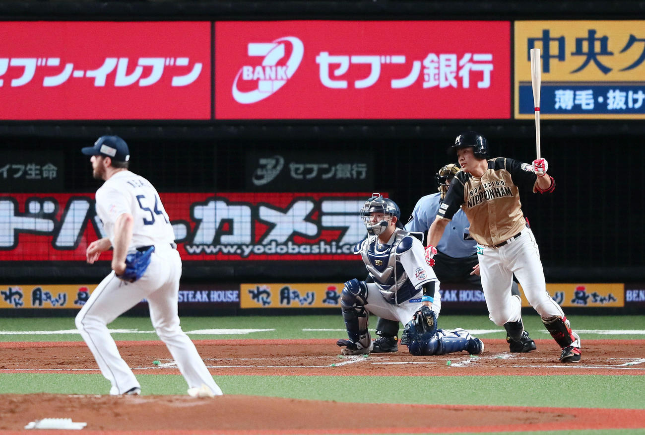 西武対日本ハム　2回表日本ハム2死一、二塁、一ゴロに倒れた野村。投手ニール（撮影・足立雅史）