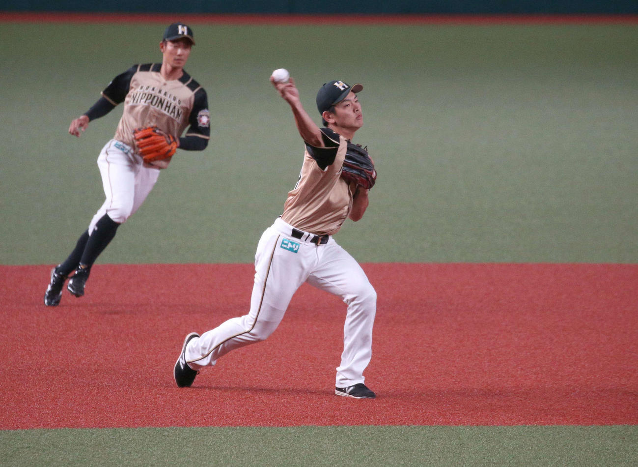 西武対日本ハム　1回裏西武無死、スパンジェンバーグの三ゴロを送球する野村（撮影・黒川智章）