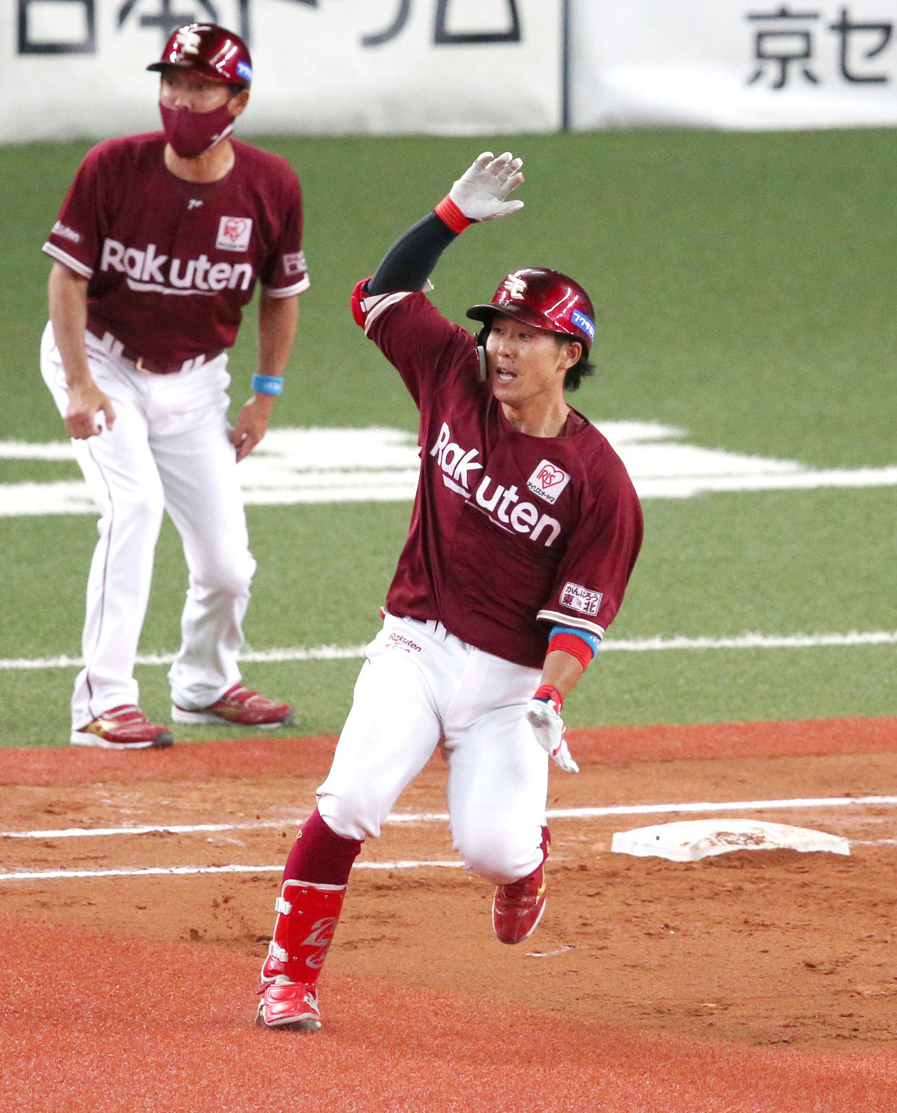 8回表楽天無死満塁、鈴木大地は右前2点適時打を放つ（撮影・上山淳一）