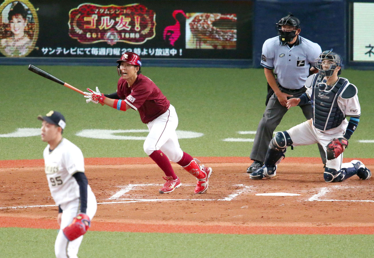 8回表楽天無死満塁、鈴木大地は右前2点適時打を放つ（撮影・上山淳一）