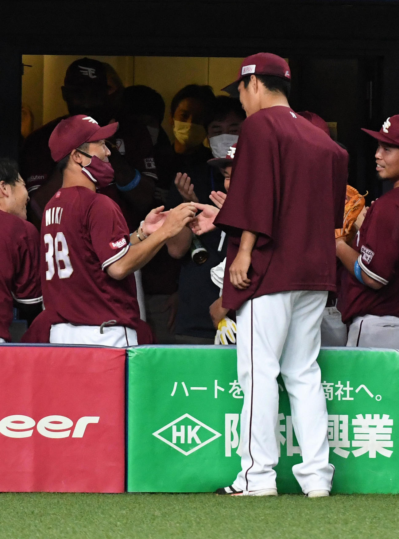 則本昂大（右）からウイニングボールを受け取った三木監督（撮影・前岡正明）