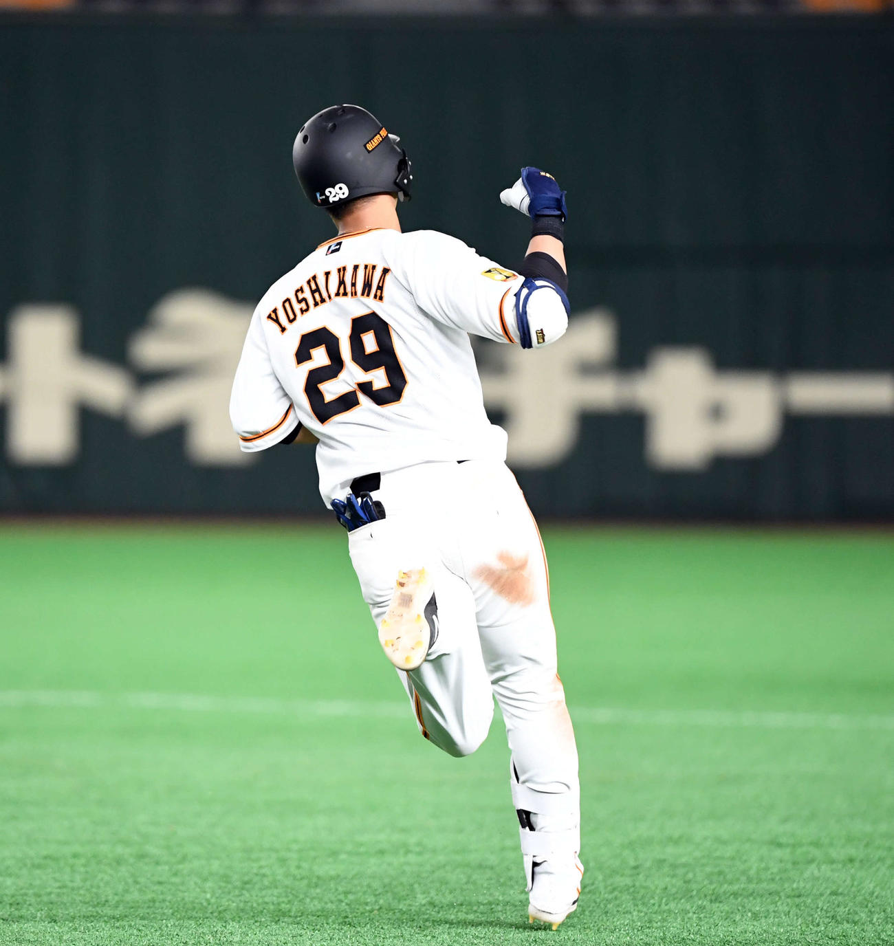 7回裏1死二塁、右越えに逆転の2点本塁打を放つ吉川尚（撮影・たえ見朱実）
