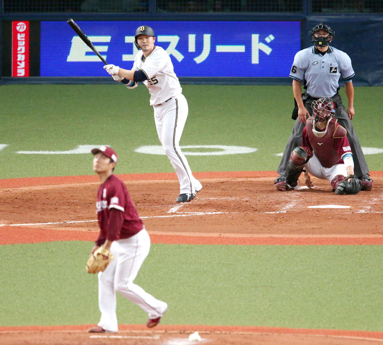 オリックス対楽天　3回裏オリックス1死二、三塁、T－岡田は中犠飛を放つ（撮影・上山淳一）