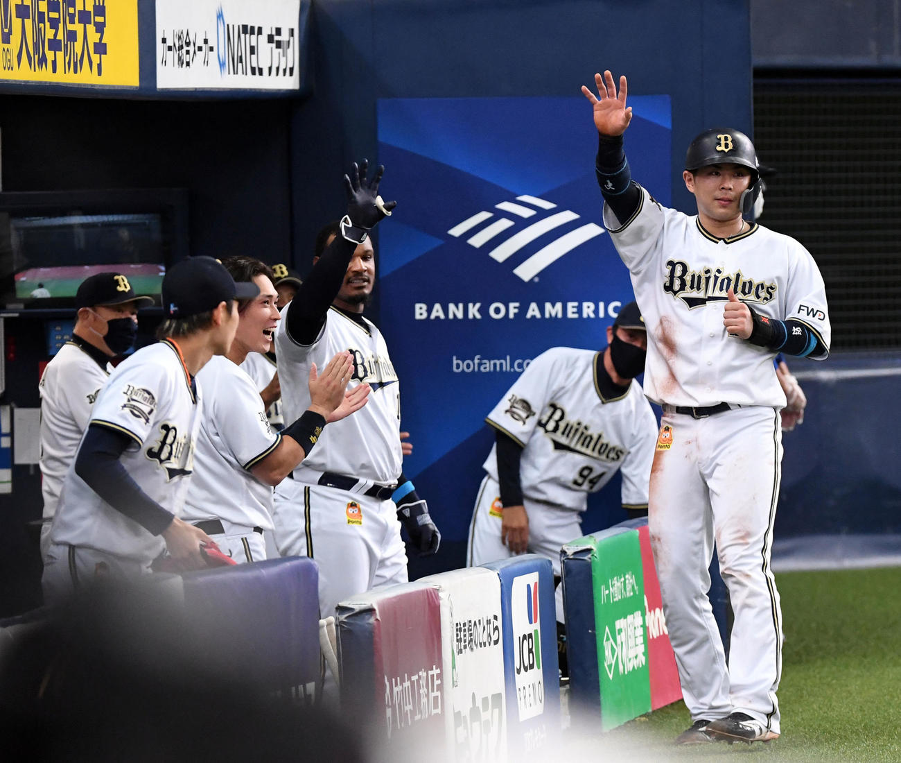 オリックス対楽天　3回裏オリックス1死二、三塁、同点中犠飛を放ったT－岡田を迎える生還した若月（右）らオリックスナイン（撮影・前岡正明）