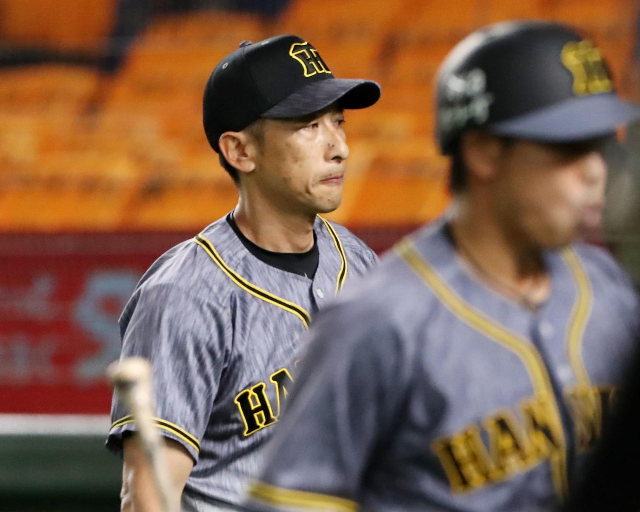 巨人対阪神　7回裏、西勇に代え2番手で岩崎を告げる矢野監督、左はベンチへ戻る梅野（撮影・加藤哉）