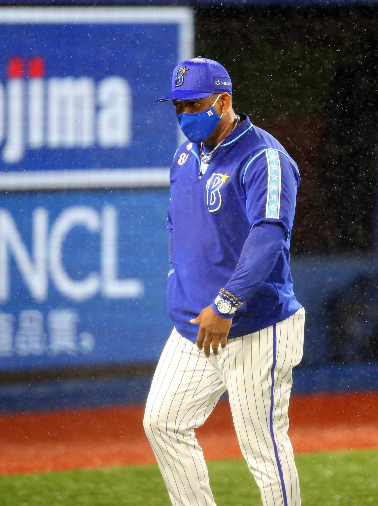 DeNA対広島　交代を告げベンチに戻るDeNAラミレス監督（撮影・大野祥一）
