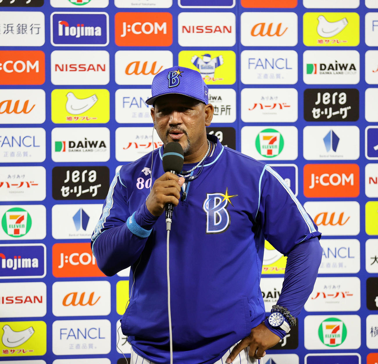 DeNA対広島　試合後、インタビューに応えるDeNAラミレス監督（撮影・大野祥一）