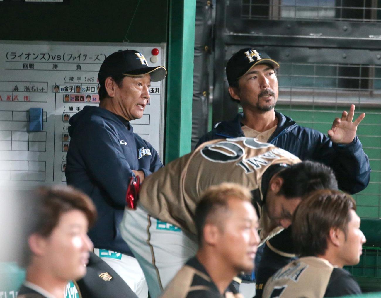 西武対日本ハム　ベンチで小笠原ヘッド兼打撃コーチ（右）と話す栗山監督（撮影・黒川智章）