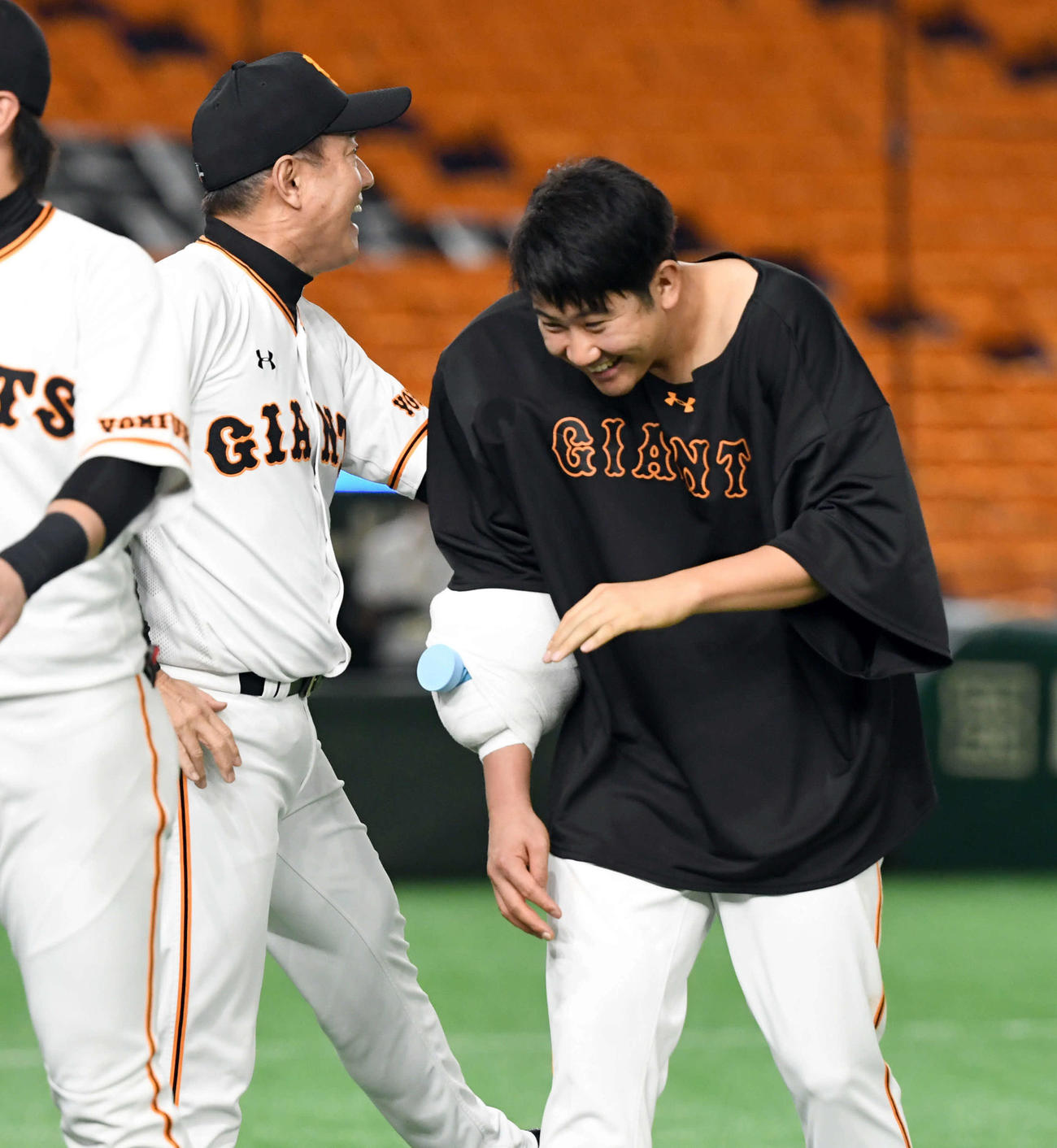 巨人対阪神　勝利投手となった巨人菅野（右）は原監督の出迎えに笑顔を見せる（撮影・たえ見朱実）