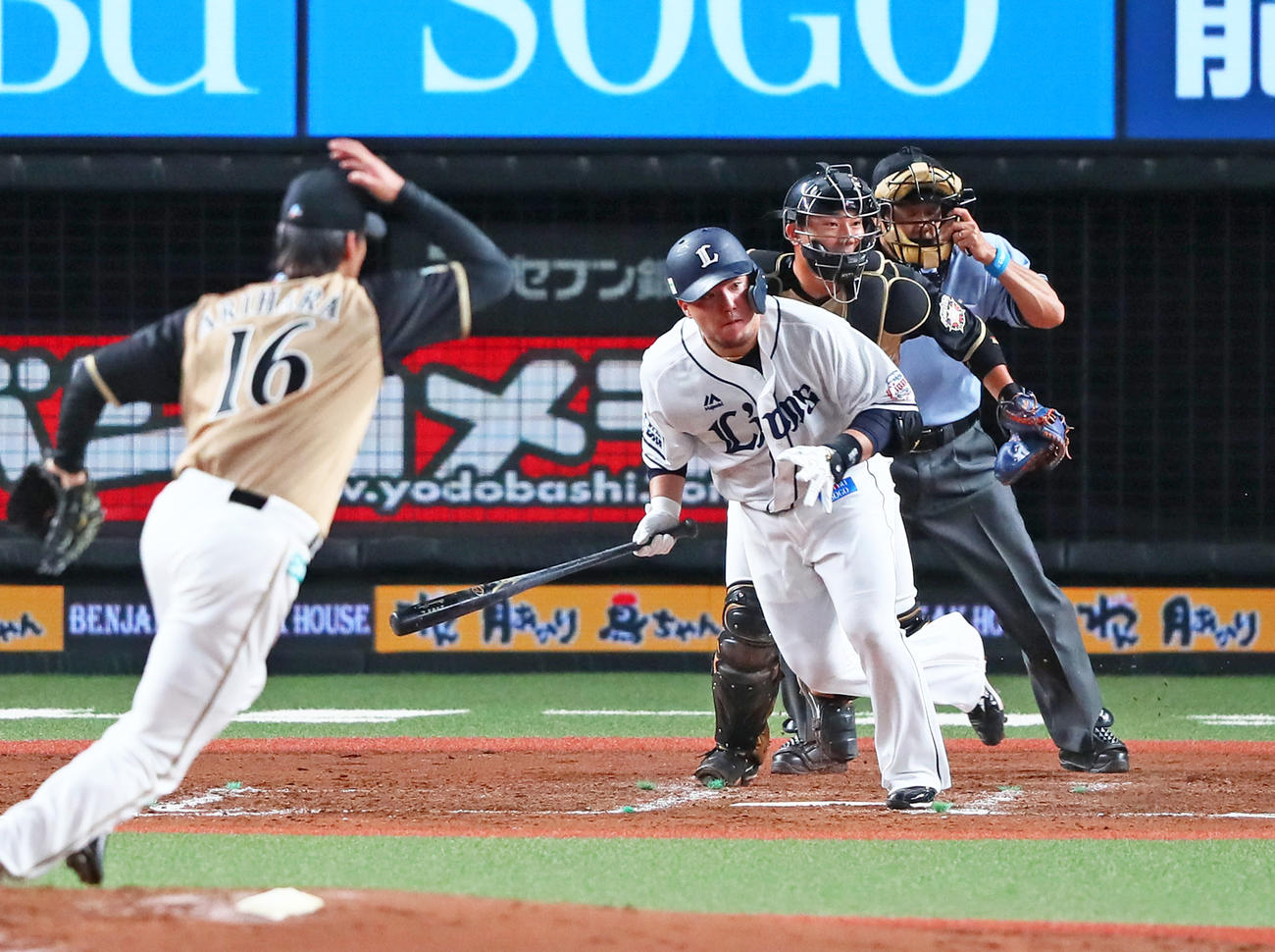 4回裏西武無死満塁、山川は適時内野安打を放つ。投手有原（撮影・足立雅史）