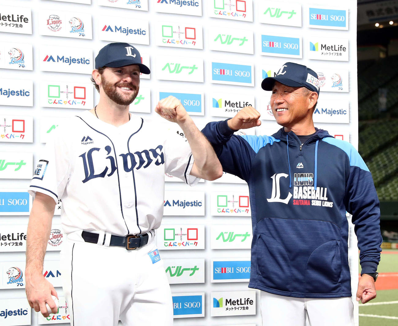 試合後、勝利投手のニール（左）と離れてエルボータッチする辻監督（撮影・黒川智章）
