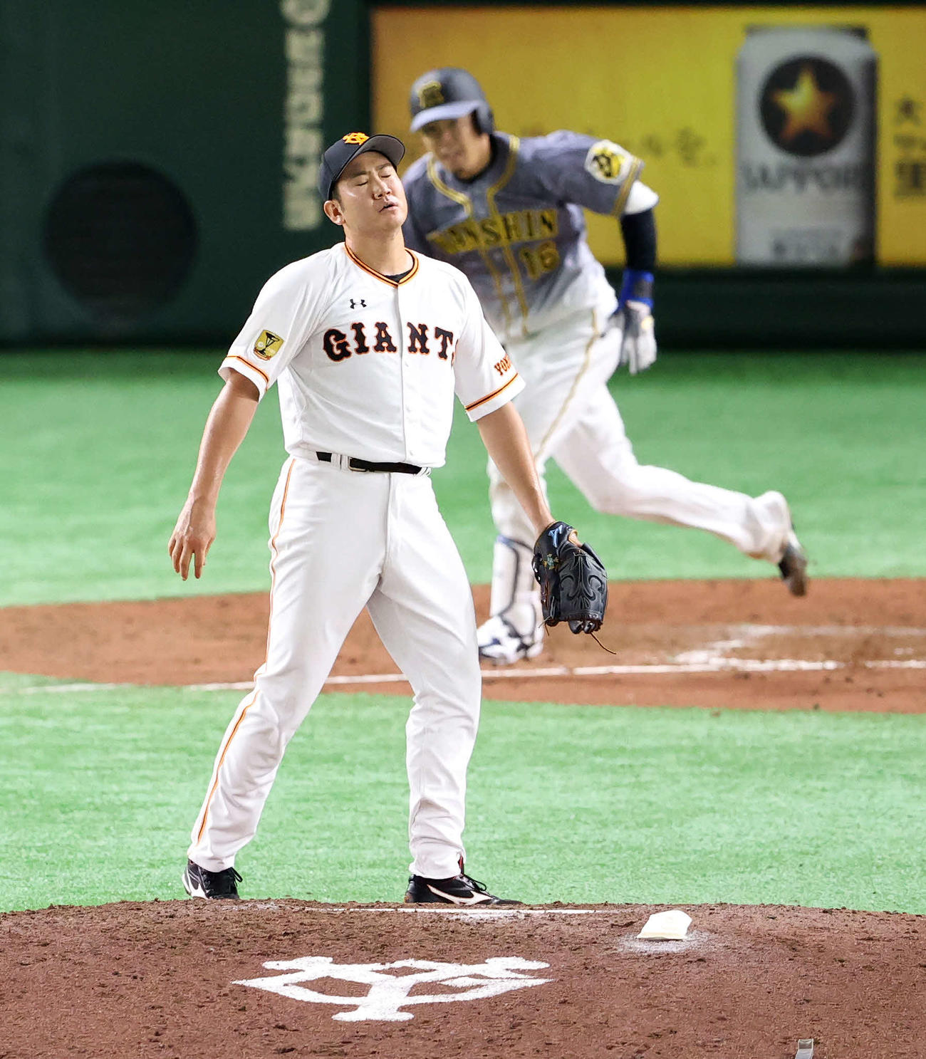 巨人対阪神　5回表阪神1死二塁、西勇（後方）に適時二塁打を浴び厳しい表情の菅野（撮影・江口和貴）