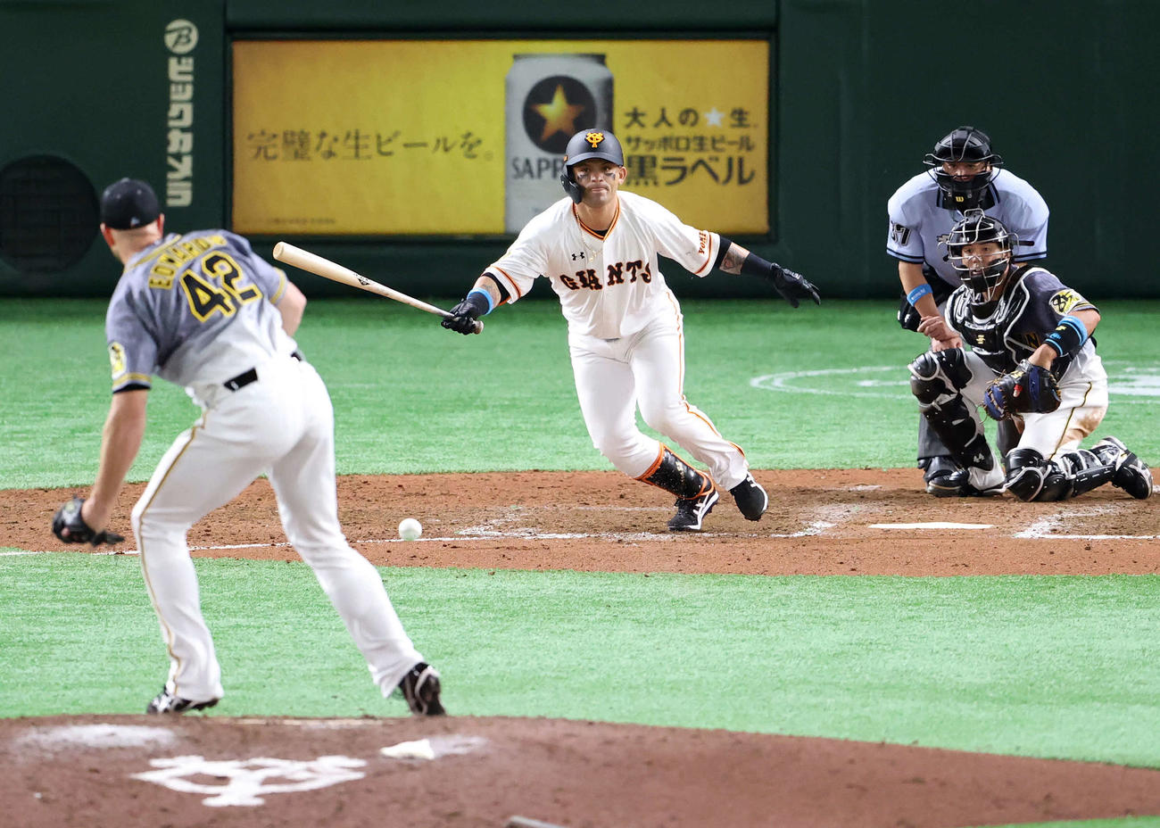 巨人対阪神　8回裏巨人1死、内野安打とするパーラ。投手エドワーズ（撮影・江口和貴）