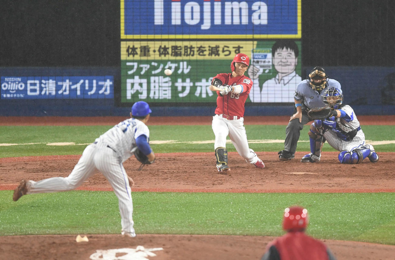 DeNA対広島　5回表広島2死一、二塁、西川は右翼へ適時二塁打を放つ。投手今永（撮影・山崎安昭）