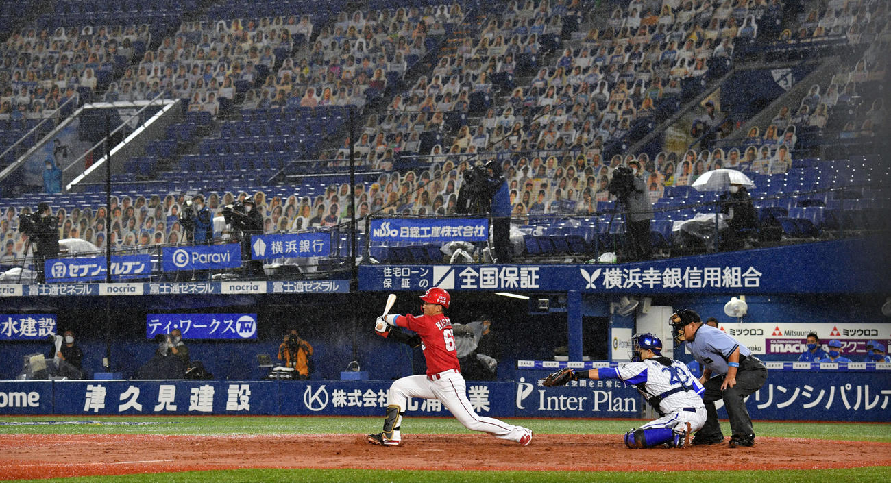 DeNA対広島　5回表広島2死一、二塁、西川は勝ち越しの右適時二塁打を放つ（撮影・滝沢徹郎）
