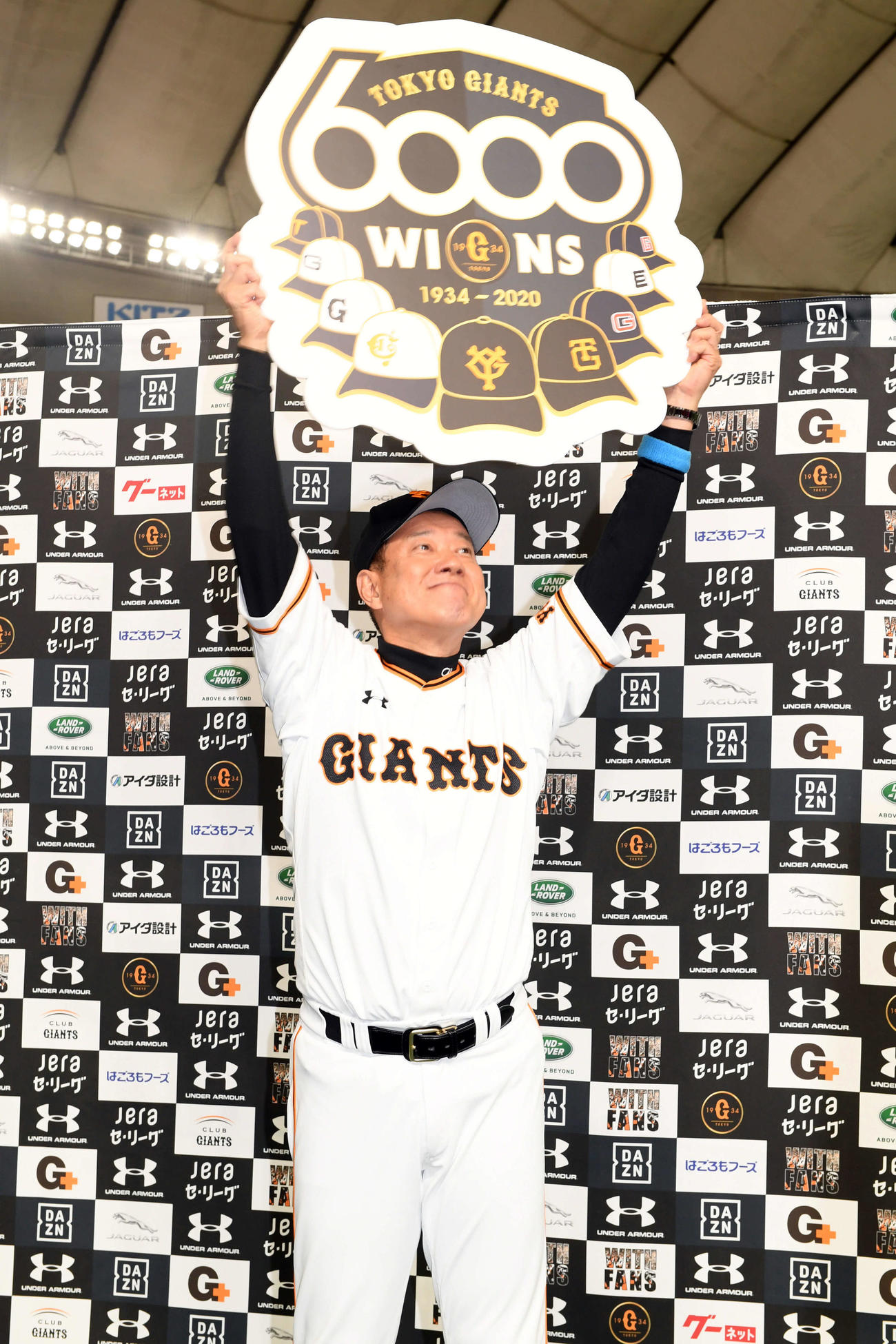 巨人対阪神　球団通算6000勝を挙げボードを手に笑顔を見せる巨人原監督（撮影・たえ見朱実）