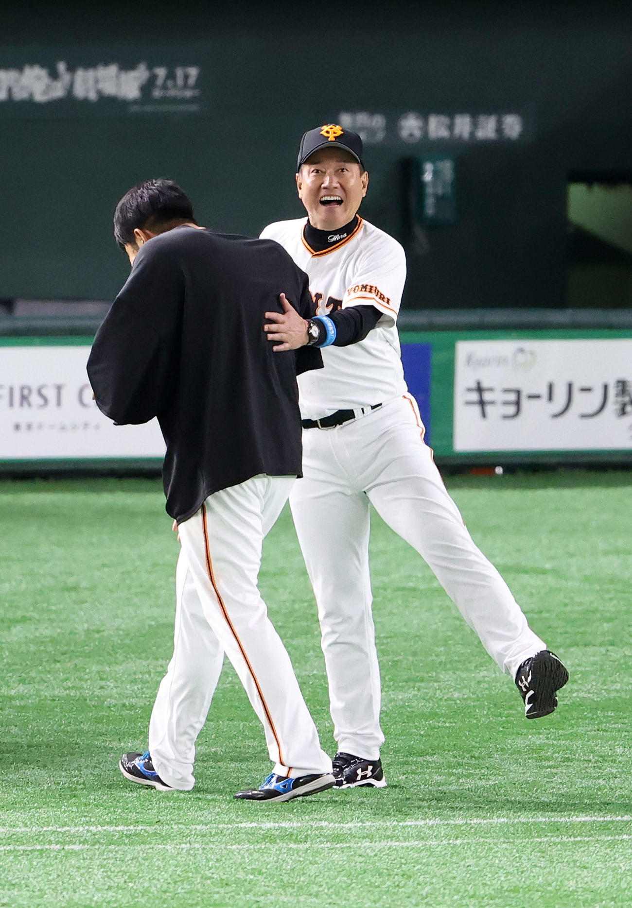 巨人対阪神　開幕戦に勝利し巨人菅野（左）をねぎらう原監督（撮影・江口和貴）