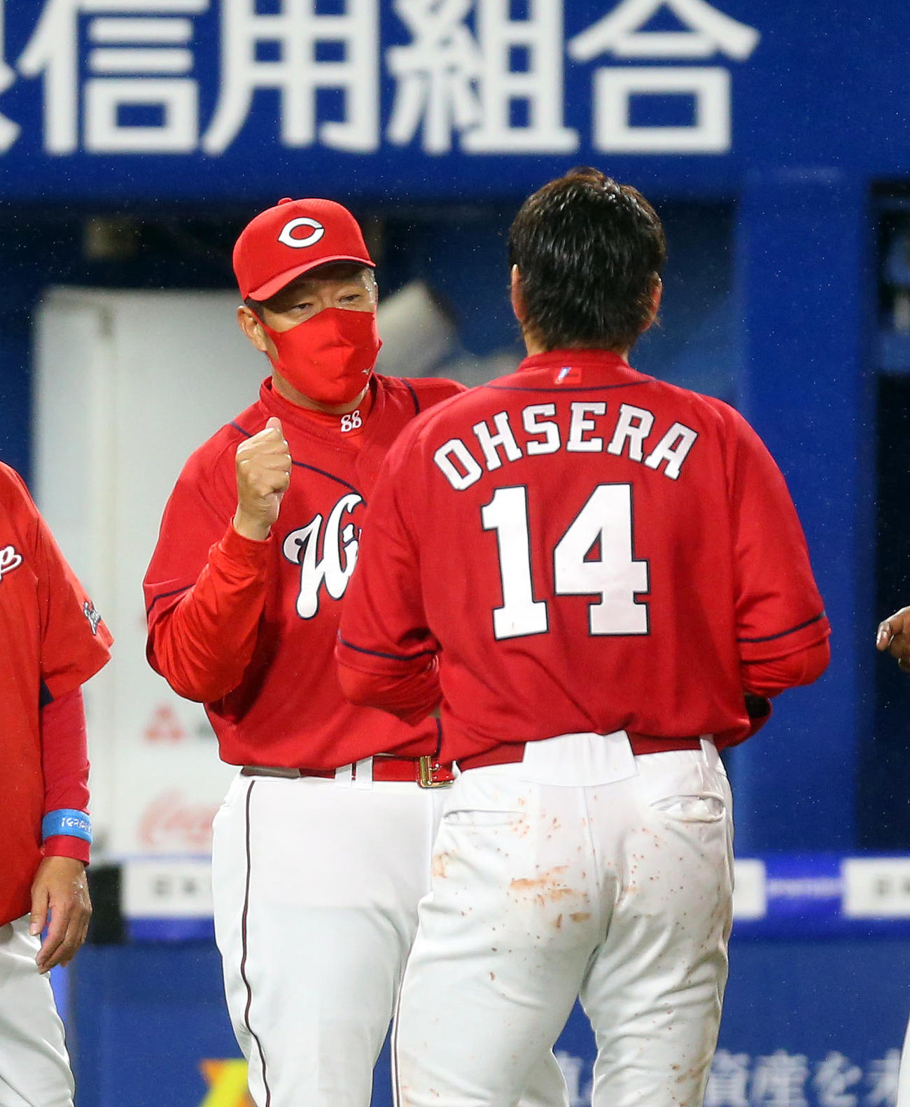 DeNA対広島　初勝利を飾った広島佐々岡監督（左）は大瀬良を出迎える（撮影・大野祥一）
