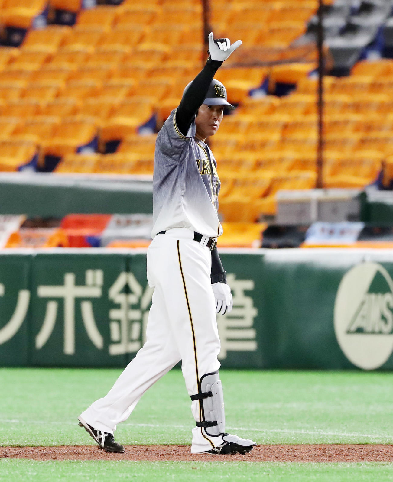 巨人対阪神　3回表阪神2死一塁、福留は左前打を放つ（撮影・加藤哉）