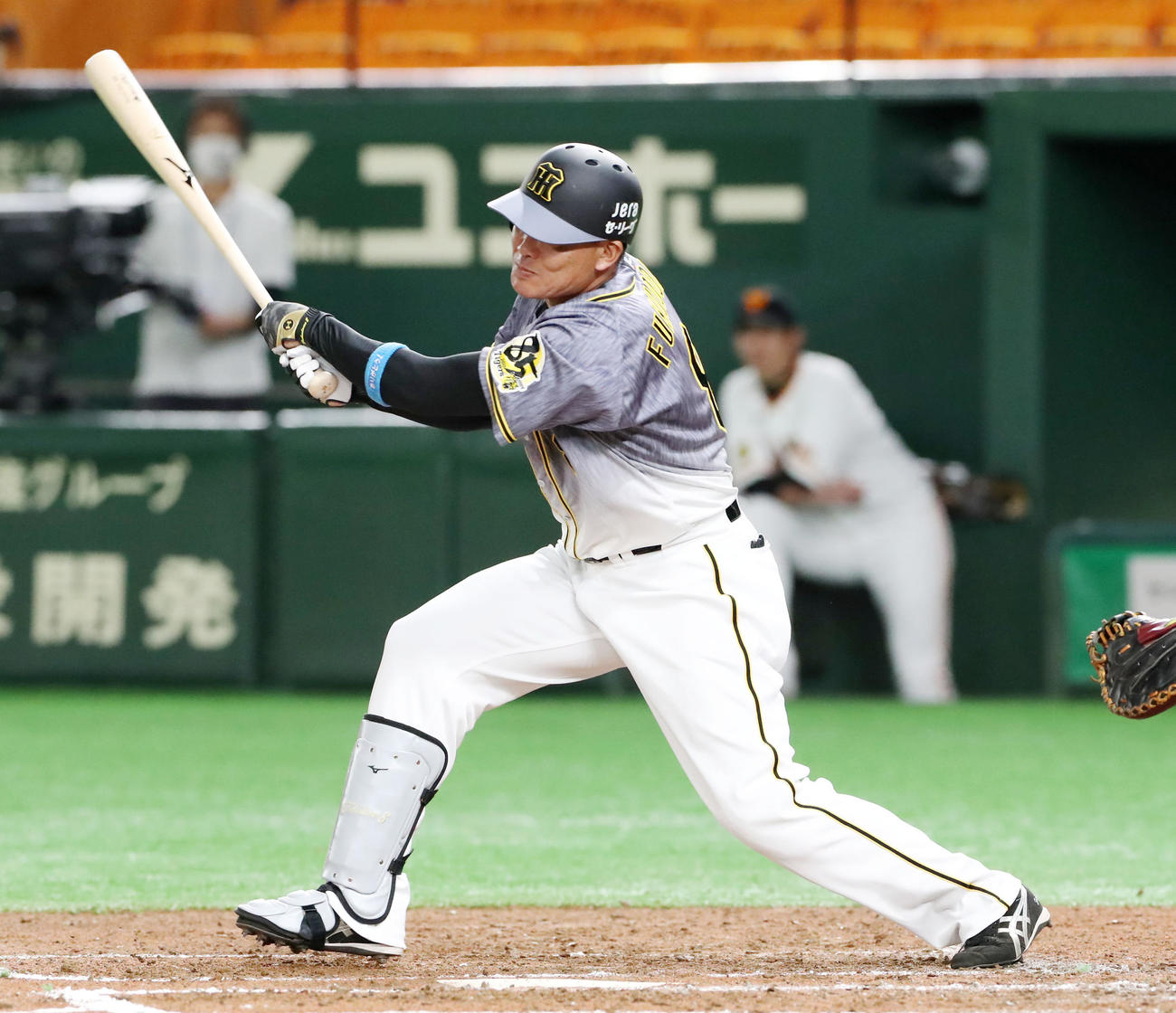 巨人対阪神　3回表阪神2死一塁、福留は左前打を放つ（撮影・加藤哉）