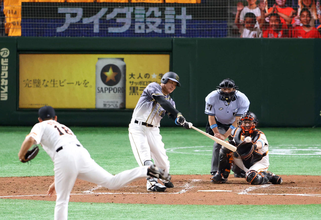 巨人対阪神　4回表阪神2死一塁、左前打を放つ福留。投手菅野（撮影・江口和貴）