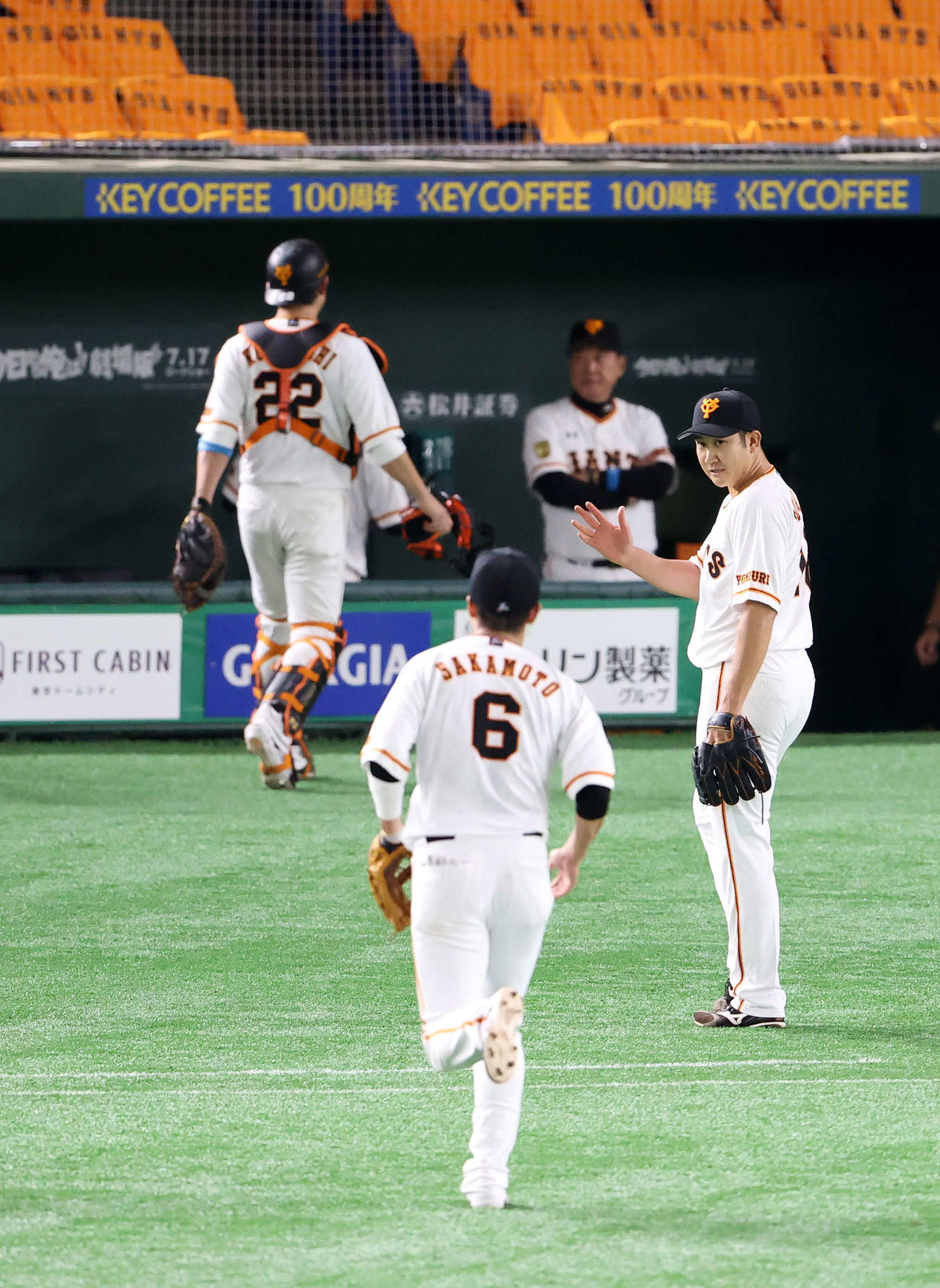 巨人対阪神　6回表終了後、巨人遊撃手坂本（手前）に感謝する先発の菅野野（撮影・江口和貴）