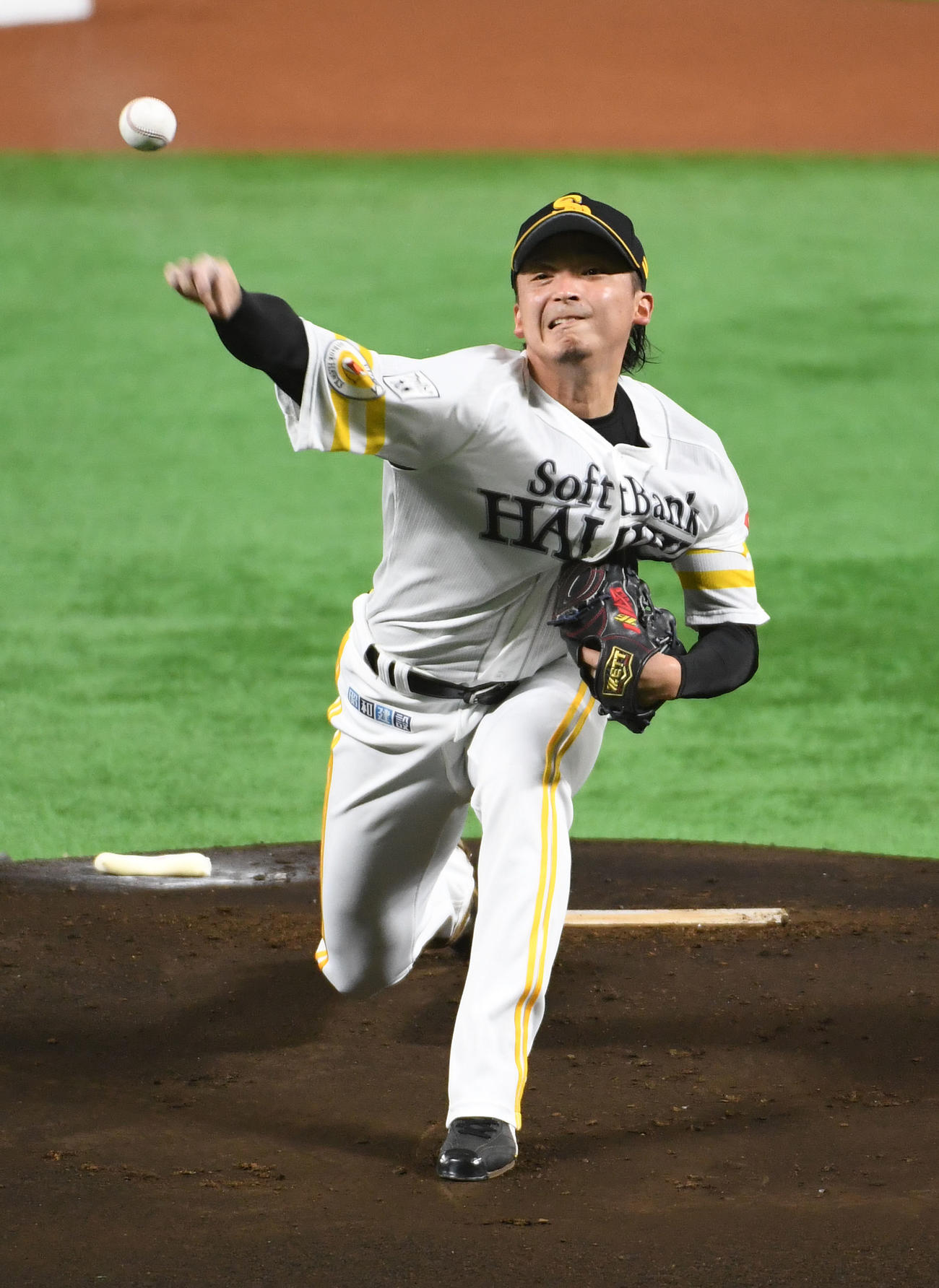 ソフトバンク対ロッテ　開幕第1球を投球する先発の東浜（撮影・今浪浩三）