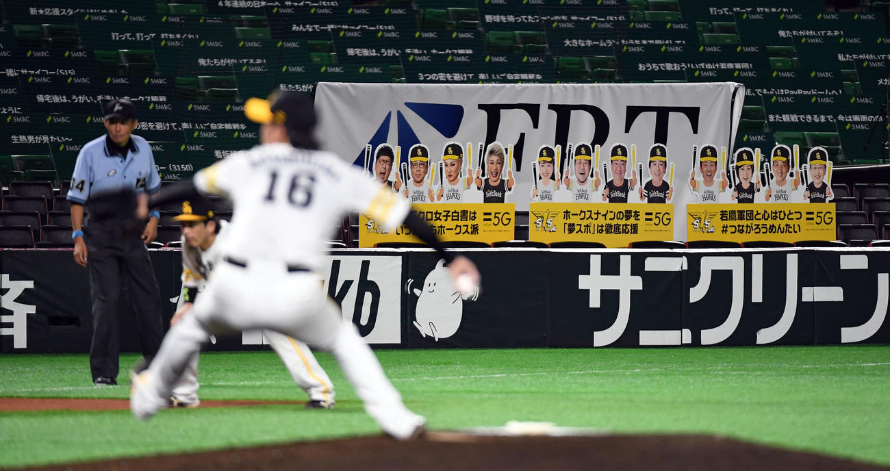 応援ボードが応援する中、投球する東浜巨（撮影・今浪浩三）