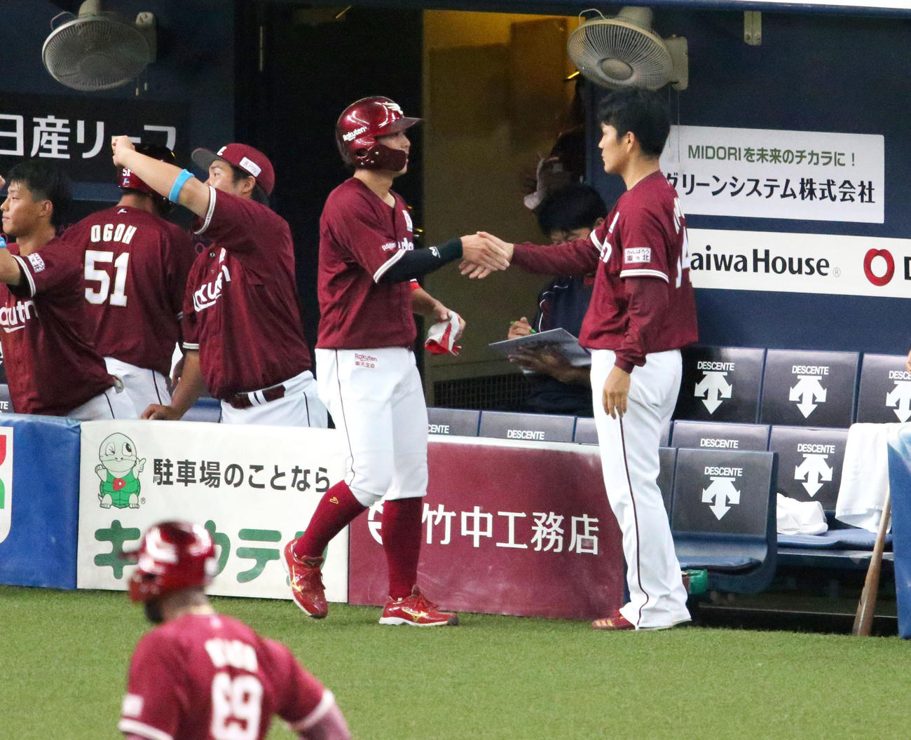 8回表楽天無死満塁、浅村栄斗の右2点適時打で生還した鈴木大地（左）はベンチ前での則本昂大から握手の出迎えを受ける（撮影・上山淳一）