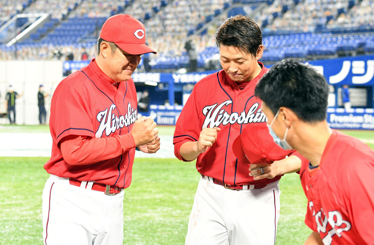DeNA対広島　試合後、完投勝利した広島大瀬良（右）と笑顔でエアグータッチを交わす佐々岡監督（撮影・滝沢徹郎）