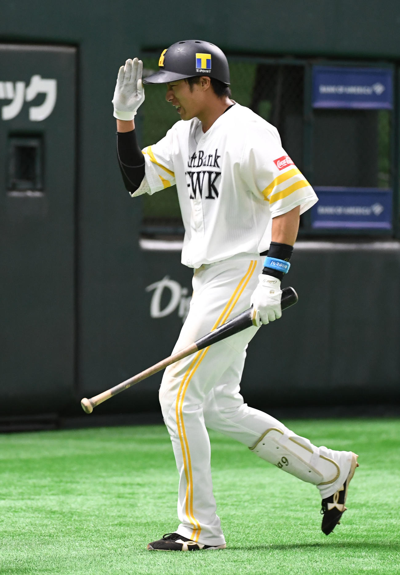 ソフトバンク対ロッテ　8回裏ソフトバンク1死一、三塁、決勝左犠飛を放った柳田悠岐はベンチのナイン手を上げる（撮影・今浪浩三）