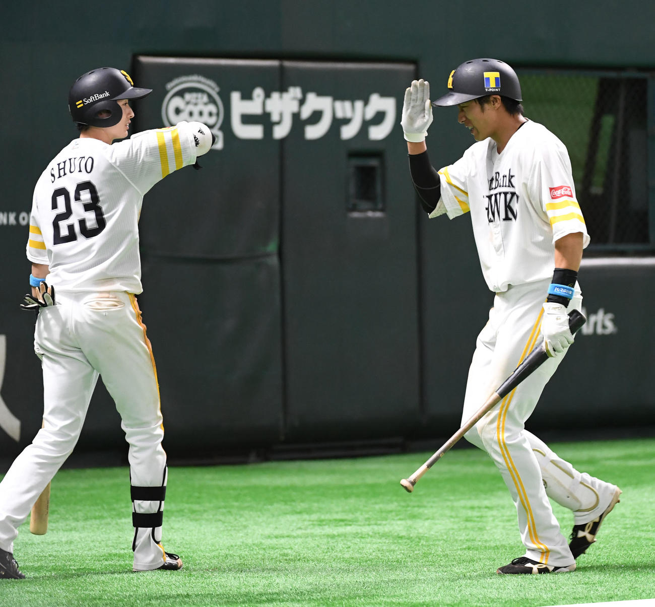 ソフトバンク対ロッテ　8回裏ソフトバンク1死一、三塁、左犠飛を放った柳田は周東（左）らとエアタッチ（撮影・今浪浩三）