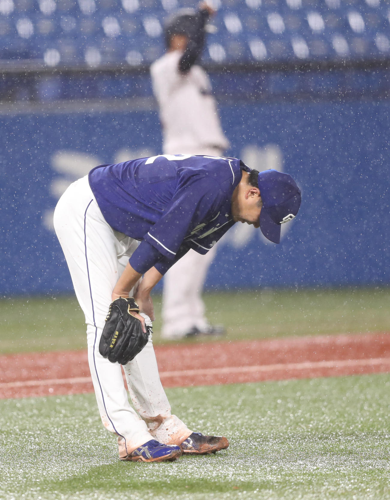 ヤクルト対中日　4回裏ヤクルト2死一塁、青木に2点本塁打を打たれ、ひざに手を付き悔しがる大野雄大（撮影・狩俣裕三）