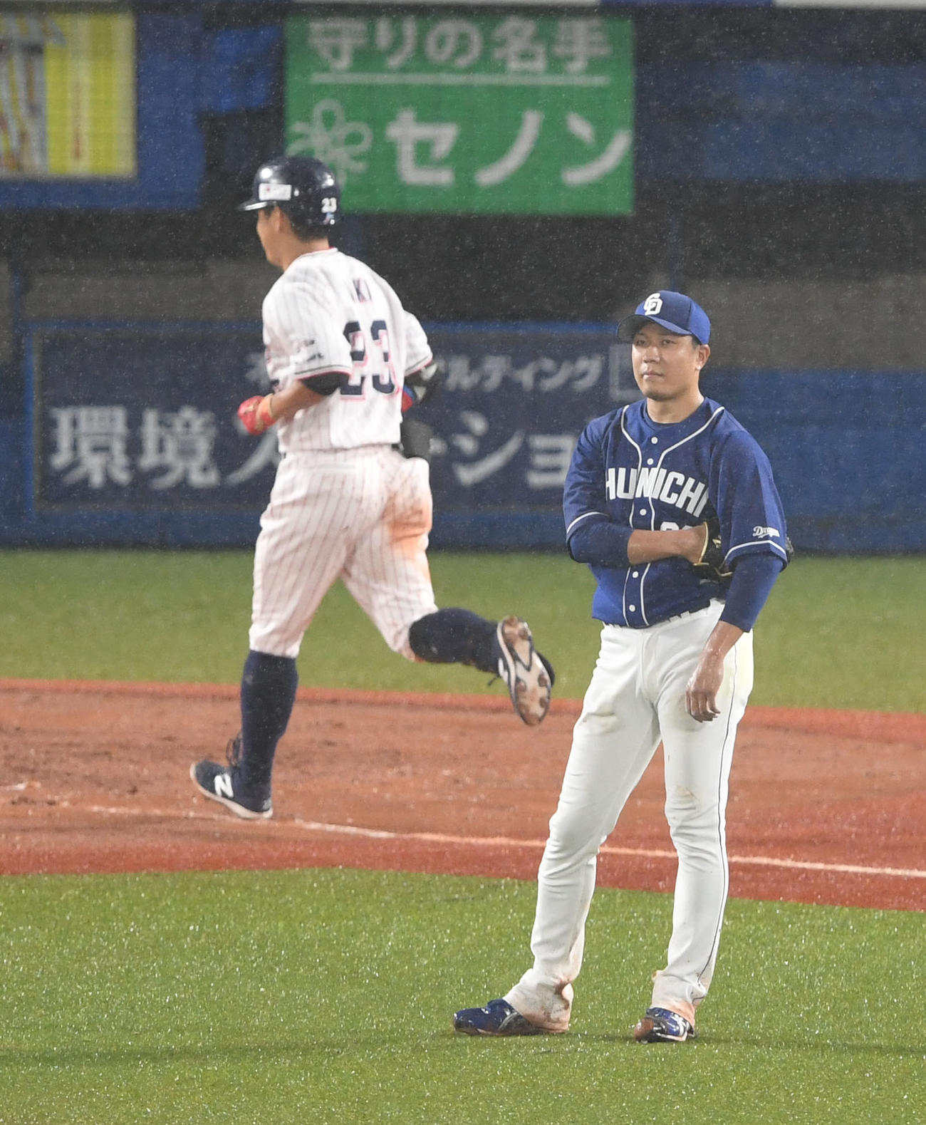ヤクルト対中日　4回裏ヤクルト2死一塁、青木に右越え2点本塁打を浴びる大野雄大（撮影・横山健太）