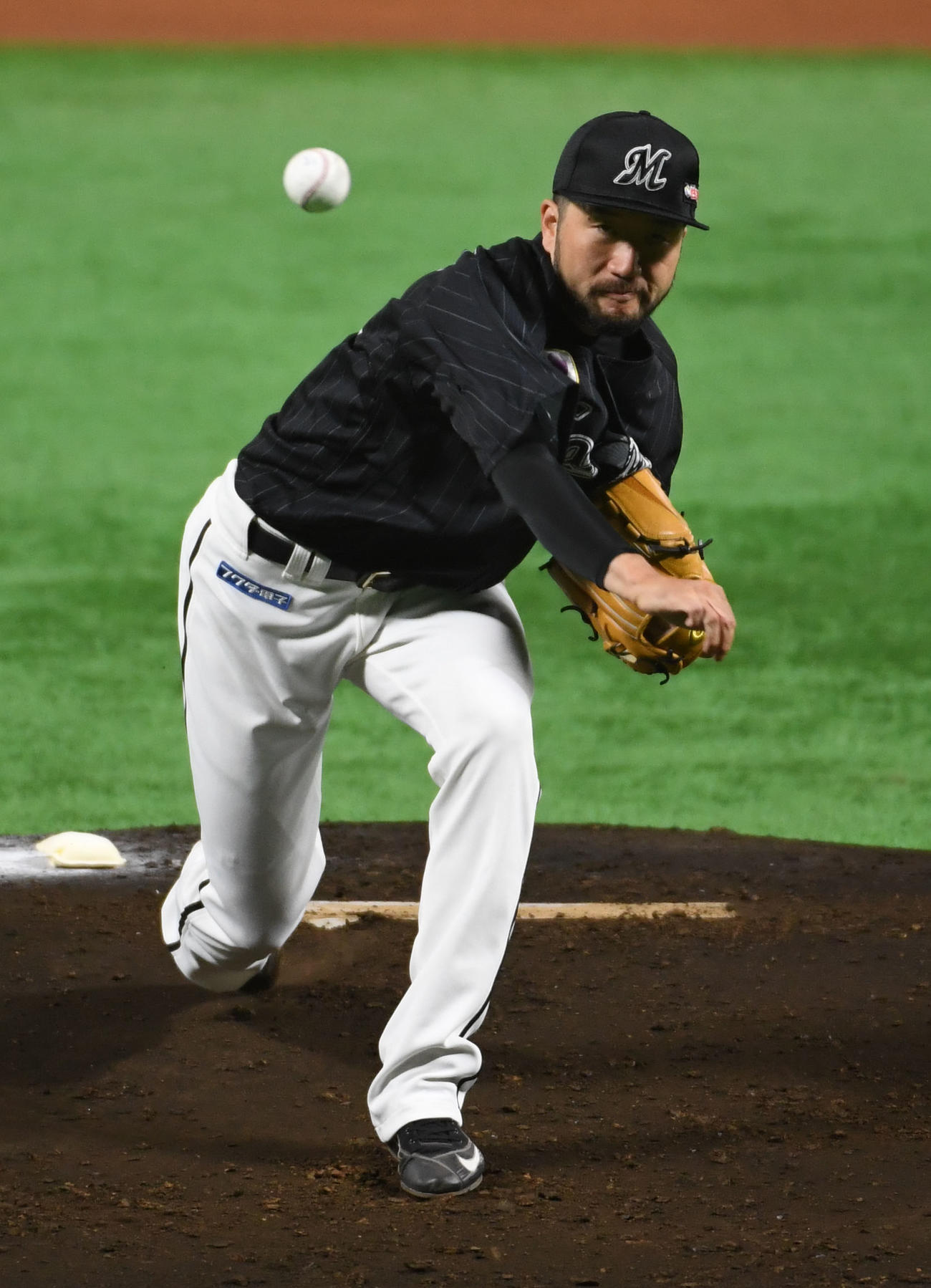 ソフトバンク対ロッテ　開幕第1球を投球する先発の石川（撮影・今浪浩三）＝