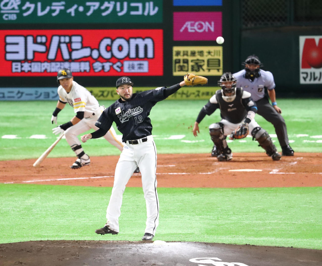 ソフトバンク対ロッテ　2回裏ソフトバンク無死、長谷川勇也の打球に飛びつく石川歩、遊ゴロに仕留める（撮影・梅根麻紀）