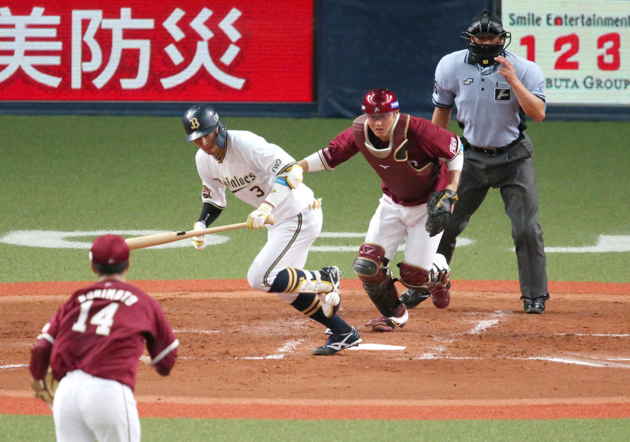 オリックス対楽天　3回裏オリックス無死一塁、安達の捕前バントが内野安打となる（撮影・上山淳一）