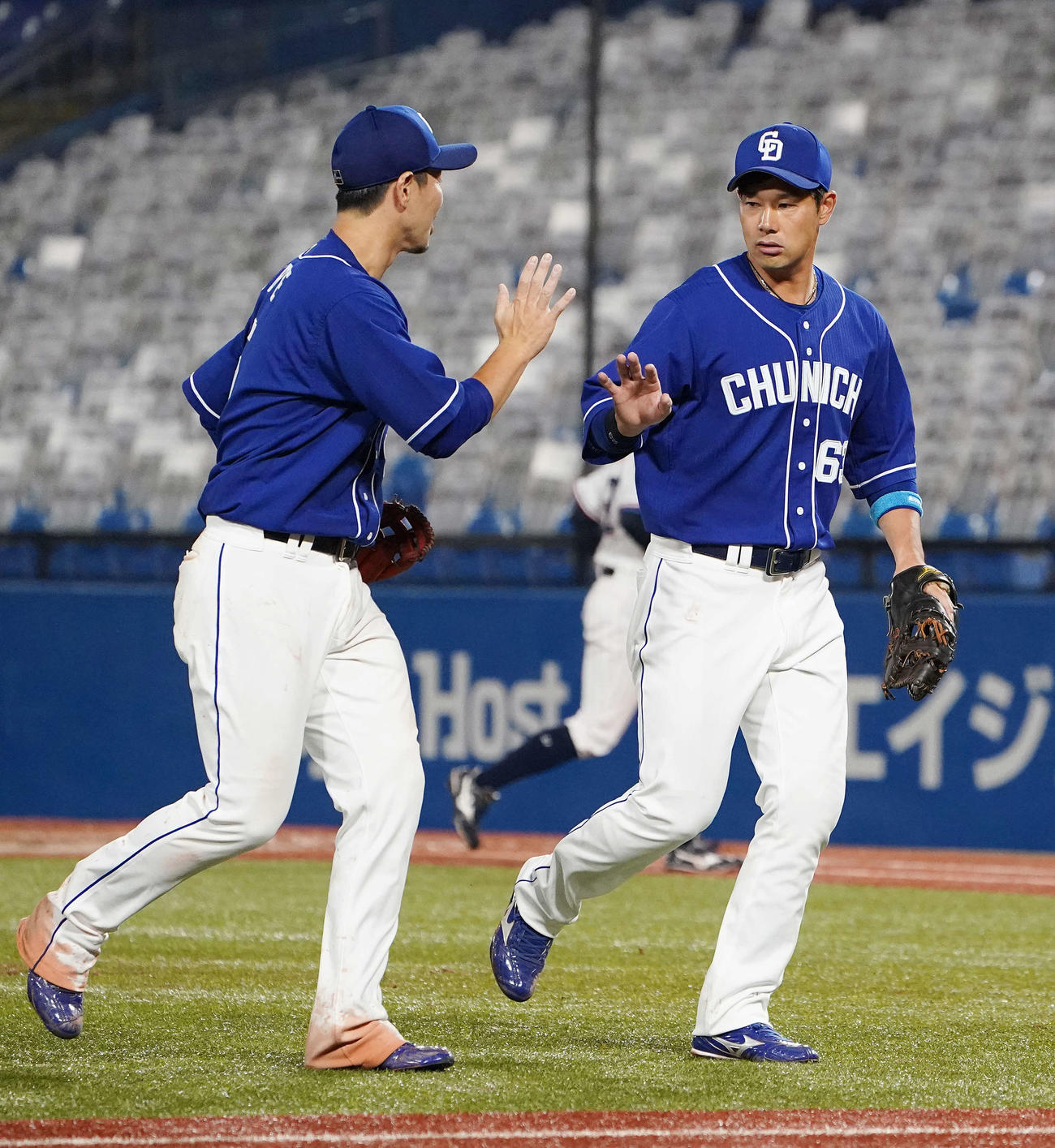 ヤクルトに勝利し阿部（左）とハイタッチしそうでしない中日堂上（撮影・鈴木みどり）