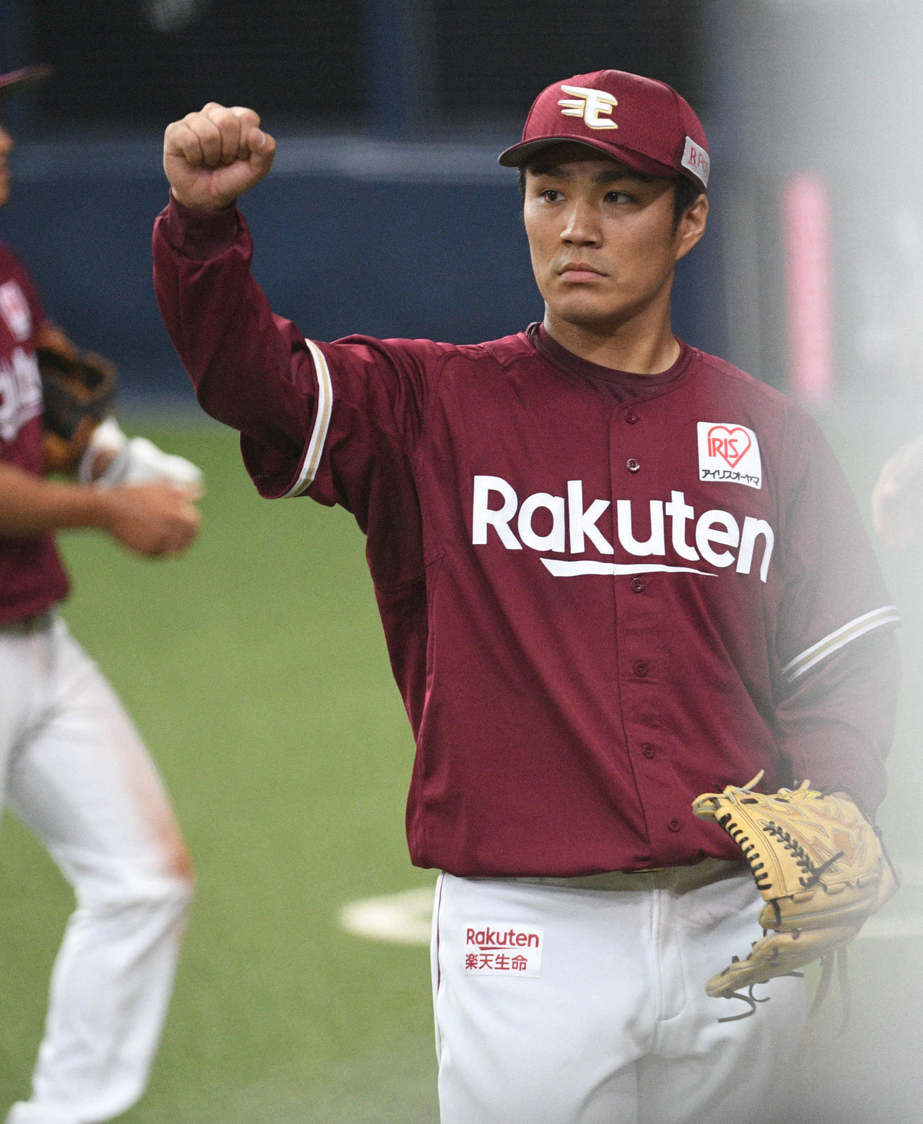 7回裏オリックス2死、島内の好守備にガッツポーズでこたえる則本昂大（撮影・渦原淳）
