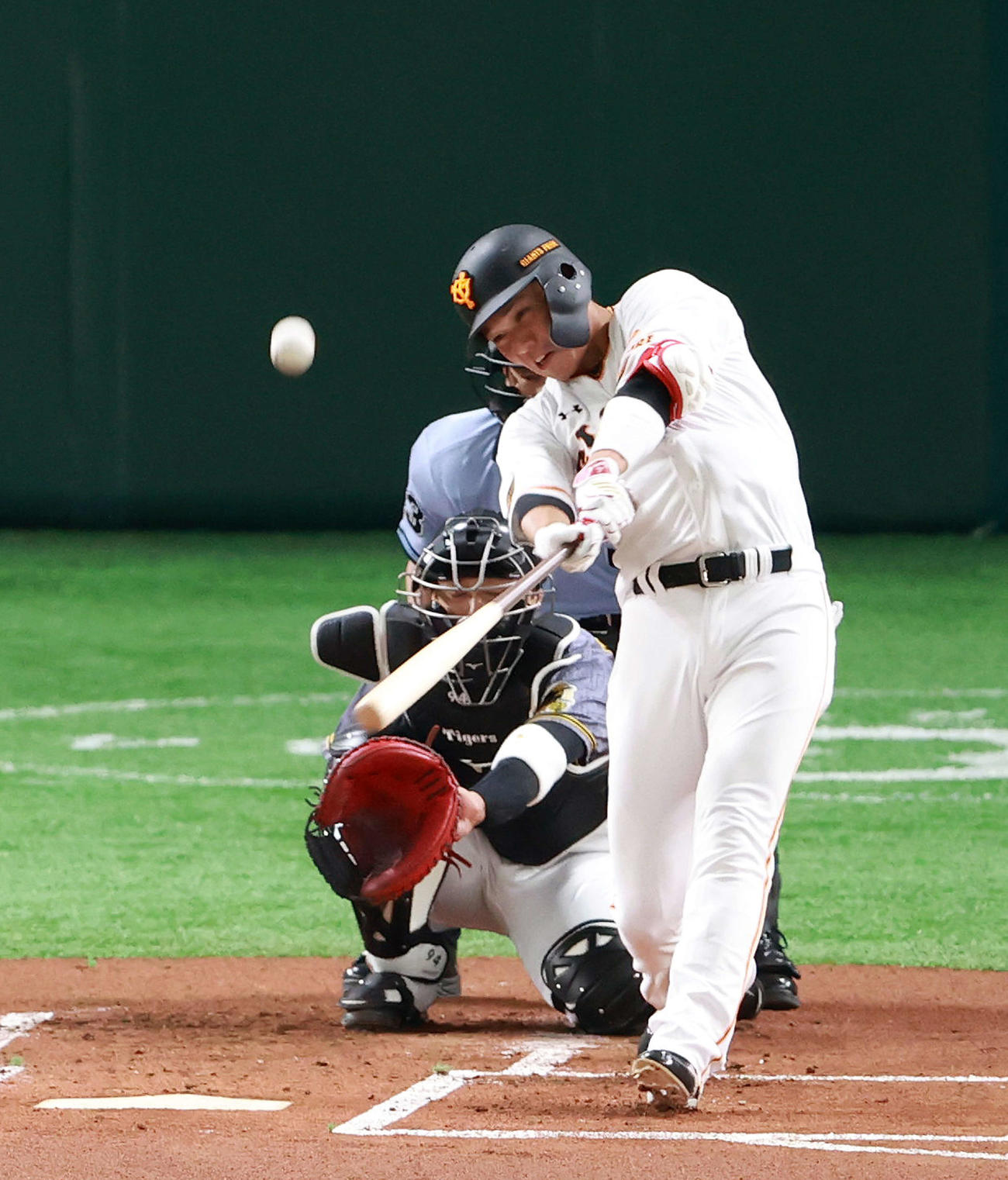 巨人対阪神　1回裏巨人1死、三塁打を放つ坂本（撮影・江口和貴）