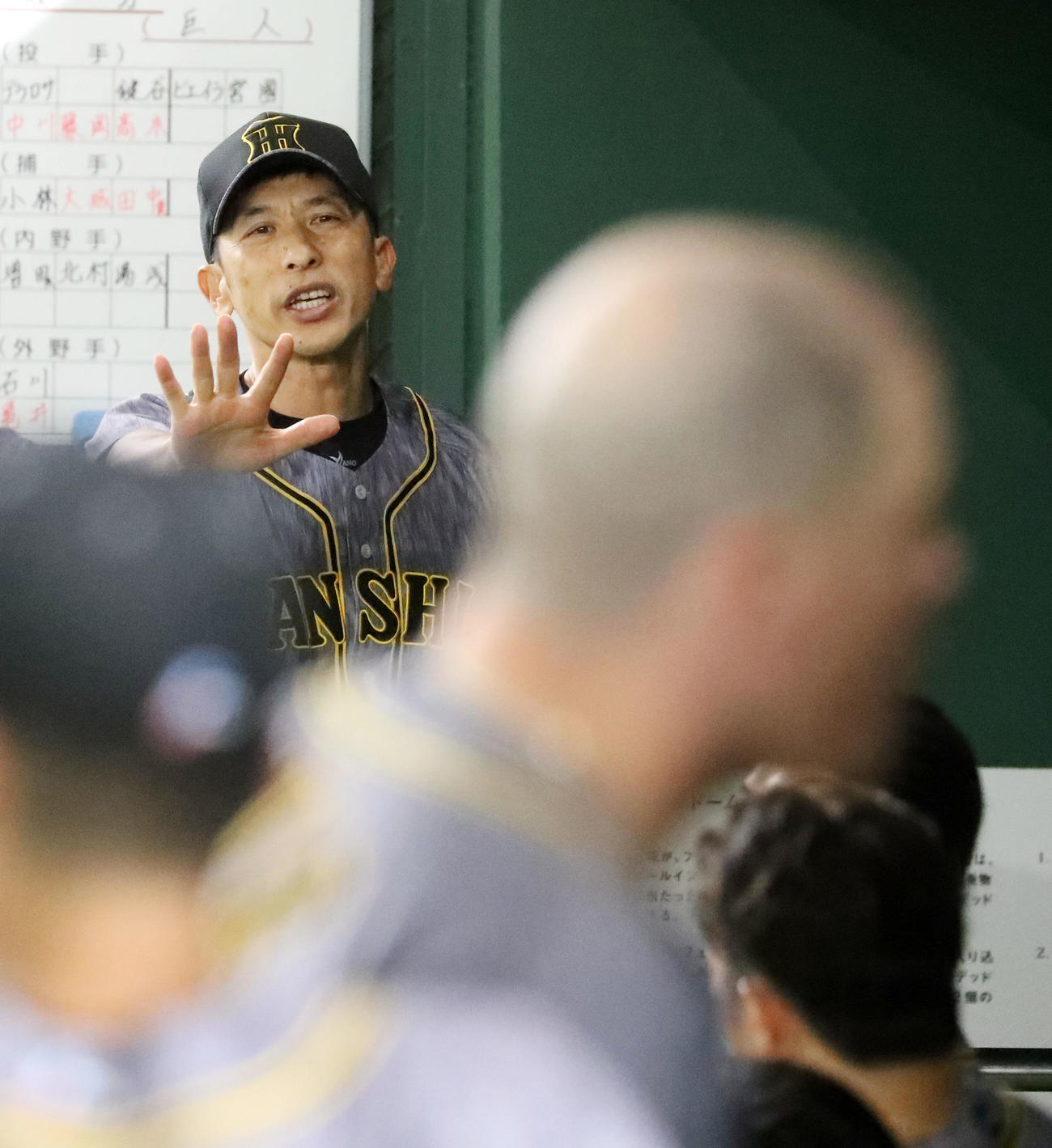 ベンチで選手交代について身ぶりを交え声を出す矢野監督、手前はボーア（撮影・加藤哉）